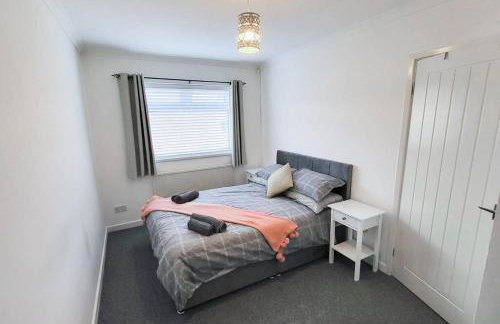 Lovely & modern 2-Bedroom Flat above shop in Tonteg - Foto 3