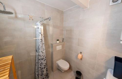 City Center Apartment with Free Parking - Foto 12