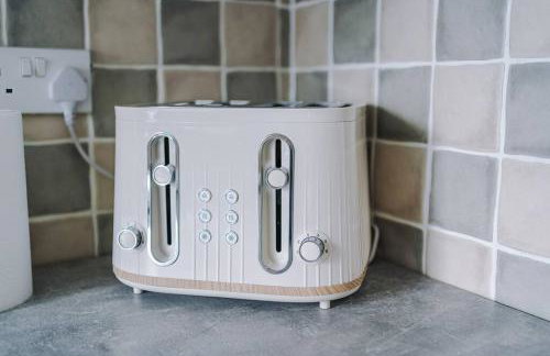 Classic 4 Bedroom House in Wirral with WiFi & Parking Sleeps 9 by PureStay - Foto 27