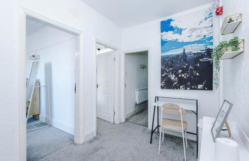 Luxury 3-Bedroom Apartment with 75-Inch TV, Fireplace & Terrace near Manchester Airport - Photo 29