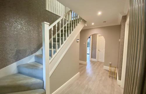 Beautiful 5 Bed 3 Bathroom Detached Family Home 8 - Photo 5