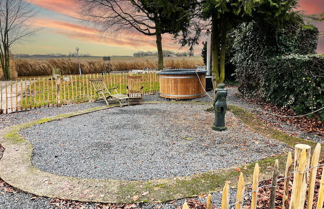 Fantastic Chalet Near Open Waterways, hot tub - Photo 24