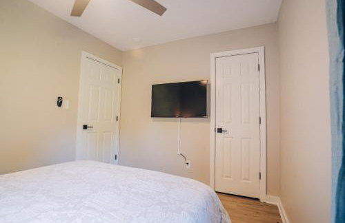 City Retreat - 4 Bedroom Oasis with King & Private Yard near Downtown - Foto 34