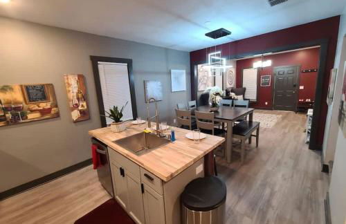 King Bed In Main Floor - Downtown Vacation Rental - Foto 58