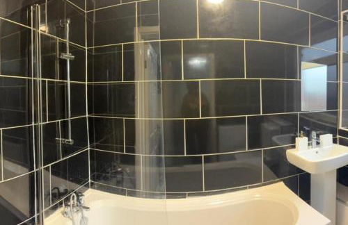 Bungalow - Sleeps 2 - Parking - Garden - Foto 7