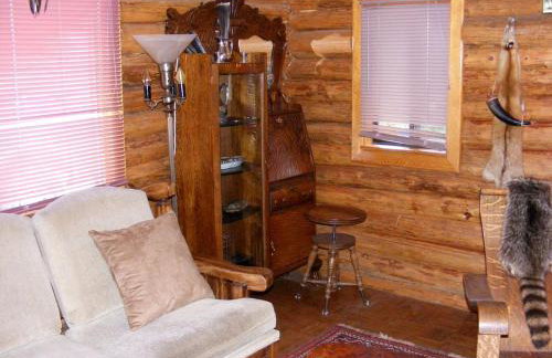 Traditional Log Cabin Rental with Deck in the Pine Forests of Columbus, Montana - Foto 16