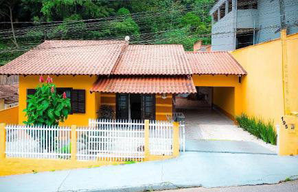 Casa espaçosa com churrasqueira - Foto 1