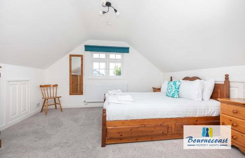 MUDEFORD ESCAPE by BOURNECOAST - A Chalet Bungalow with a Garden - Ideal for Family Getaways - HB9600 - Foto 1