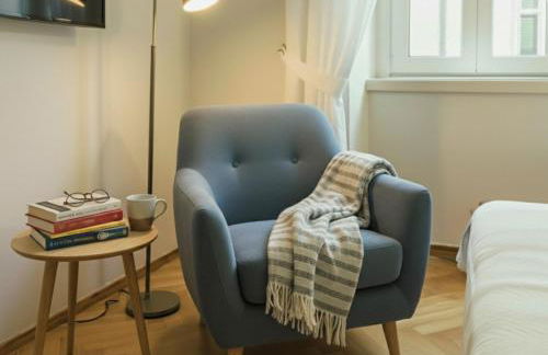 Stylish Persian Blue Room with Private Bath and WiFi - Photo 13