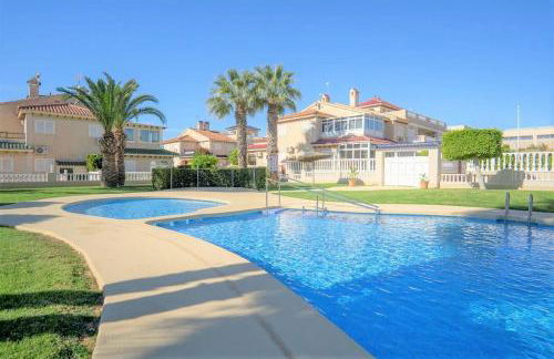 Spacious ground floor apartment overlooking the beautiful communal pool - Foto 1