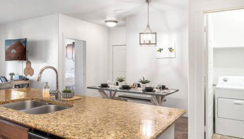 Bee Chic in SoJo w/hot tub+gym+local ski slopes - Foto 4, dishwasher