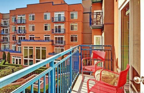 DT Designer's 2BR Condo Parking Tub Pool - 99 walk score - Foto 2