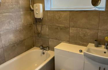 Family friendly 3 bedroom bungalow - Photo 9