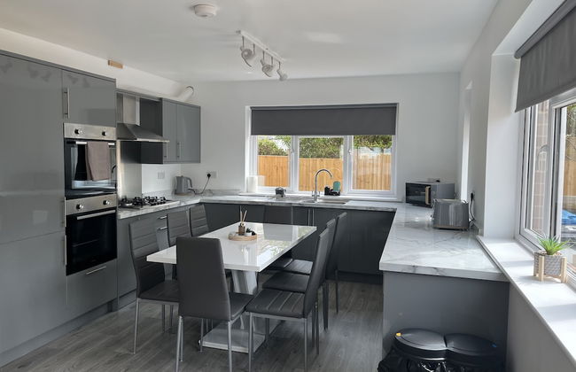 House - Sleeps 14, Onsite Parking & Pets Allowed - Foto 1