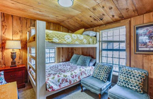 9 Mi to Bass Lake Cabin with Fire Pit in Wishon! - Foto 16