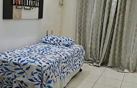 Garagem para 3 carros Morada Valentim é uma Casa dois quartos climatizada em Paracuru, 2 decks, piscina, portão automático, cerca elétrica com conforto e qualidade para você! - Foto 17