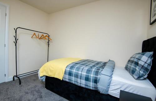 Luxury 5BDR with City Access, Free Parking and Wi-Fi - Photo 33