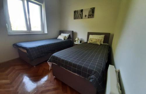 Vacation house with private pool and yard - Photo 8