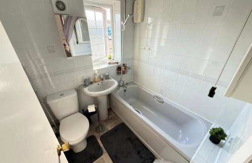 3-Bed Detached House Private Drive for Two Cars - Foto 45