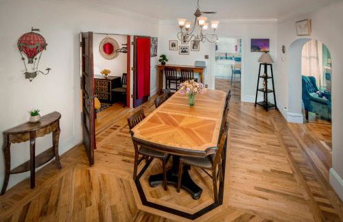 The Golden Parlor- Historic Victorian, Hot Tub - Foto 12