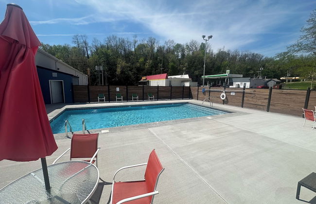 Lighthouse Inn & Suites - Photo 71