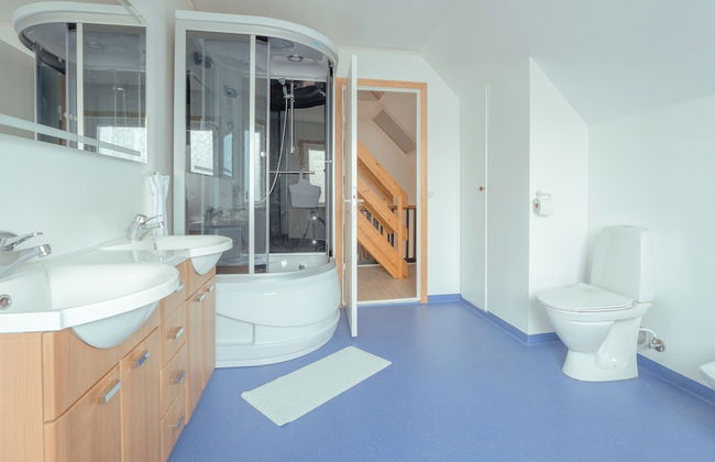 Sea View Apt / Central / Spacious / Free Parking - Photo 14