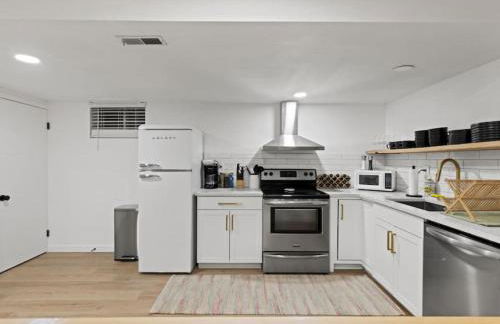 Newly Renovated Basement Apt - Foto 7