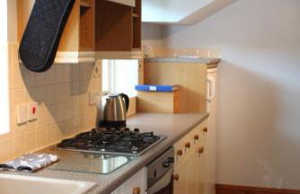 Lymington Courtyard: 4-Bed Modern Cottage Charm - Photo 13