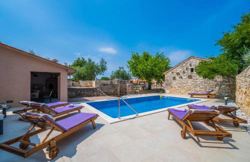 LUXURY VILLA ON SPACIOUS PRIVATE PROPERTY - Photo 2