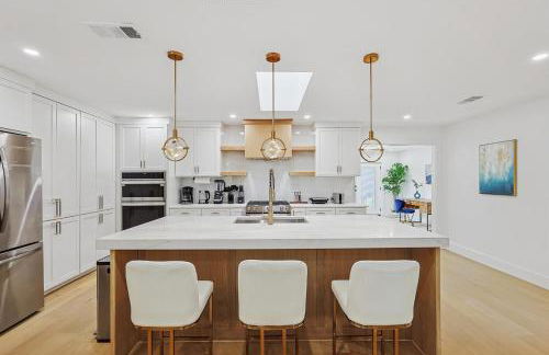 3-BD 3-BA Bungalow ft Backyard w Deck & Firepit - Foto 3