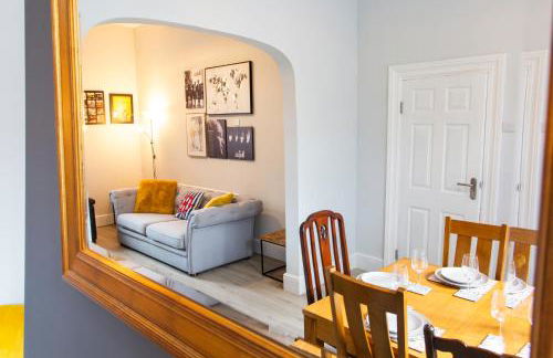 4 Bedrooms Spacious House With 2 Bathrooms Free Parking - sleeps up to 10 guests - Foto 54