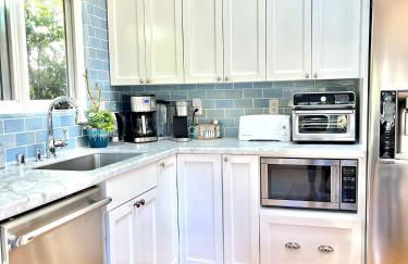 Gorgeous 3-bdrm home, walk to town and beach - Photo 27