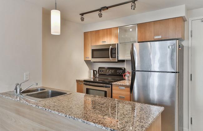 Bright Sub-Penthouse on Bay St - Photo 9