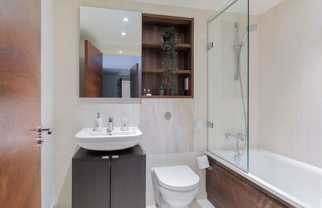 Sophisticated 2 Bed Flat with Balcony in Acton - Foto 15