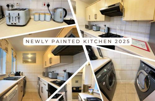 Spacious 2-Level Home by the Beach & Transport - Foto 7