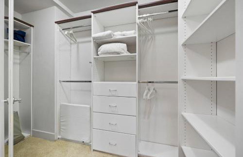 Chic Silver Lake Oasis with Breathtaking City Skyline Views, Private Rooftop & Garage - Foto 14