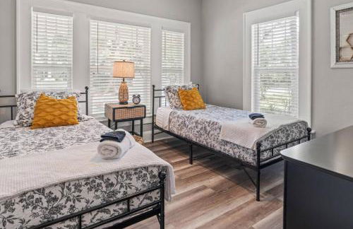 BeeKeeper's Inn - Beautifully Renovated 1929 Bungalow with 2 Bedrooms on Brick Street near Tampa's Attractions - Foto 1