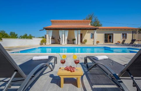 Villa Desapemani with heated pool - Photo 12