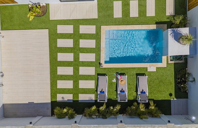 Brand NEW 3BR w Private Pool Walk to Palm Beach - Photo 46