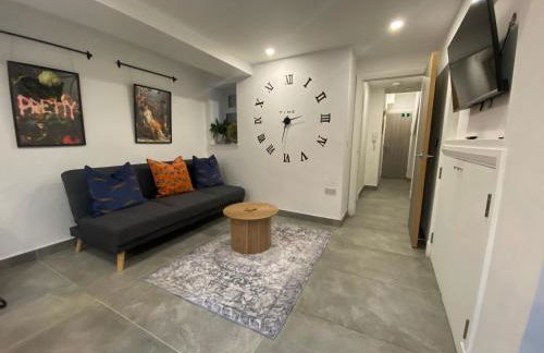 2 bedroom duplex apartment close to UHW & city centre - Foto 28