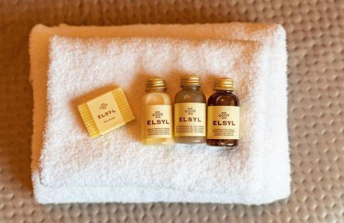 Great 3 bed Handbridge home Sleeps 6 EV Charger - Photo 18