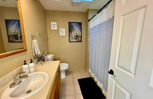 Epic Views, Huge House, Acres of J-Trees to explore, Hot Tub, Pool, AC, and Mini-Golf - Foto 54