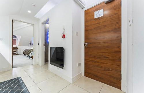 Exquisite 2-Bedroom Penthouse-Sleeps 7-Free Parking with Workspace & High-Speed WiFi - Foto 38