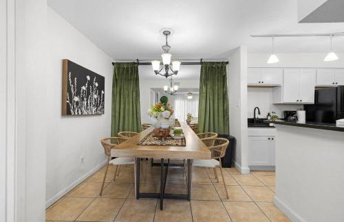 Sophisticated 2BR 2BA by TAMU, King Bed, Washer & Dryer, Smart TV - Foto 10