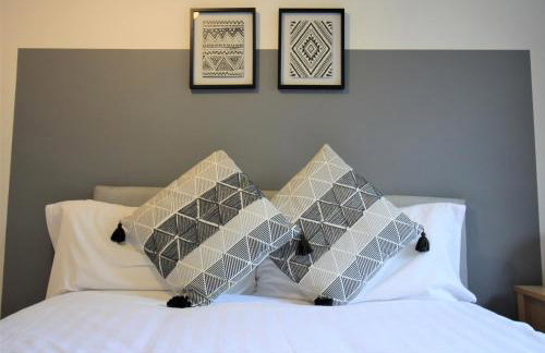 H21 -3 bed Close to Town Drive Parking 2 toilets Contractor Digs - Photo 13