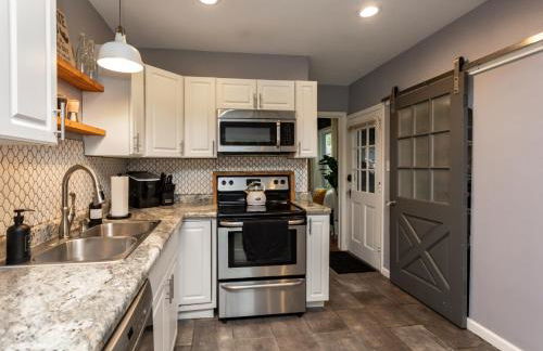 Near Drake/Downtown packed w/Amenities - Hot Tub - Movie Theater - Photo 37