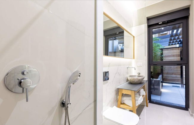 Teanna Lux Apartments - Photo 14