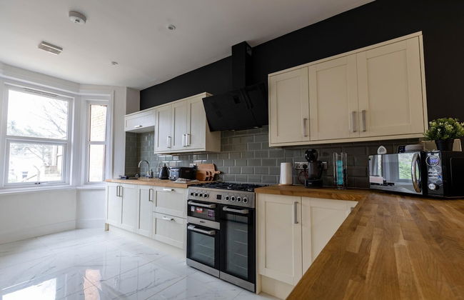 Kensington Place - 4 Bedroom Home w Free Parking - Photo 31