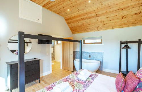 Kestrel Lodge 6 with Hot Tub - Photo 17