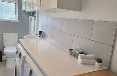 Stylish 3-Bed Home with Parking - Ideal for Long Stays - Photo 7